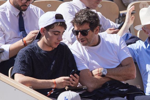 Patrick Bruel et son fils - Célébrités dans les tribunes des Internationaux de France de tennis de Roland Garros 2024 à Paris. Le 5 juin 2024
© Moreau-Jacovides / Bestimage