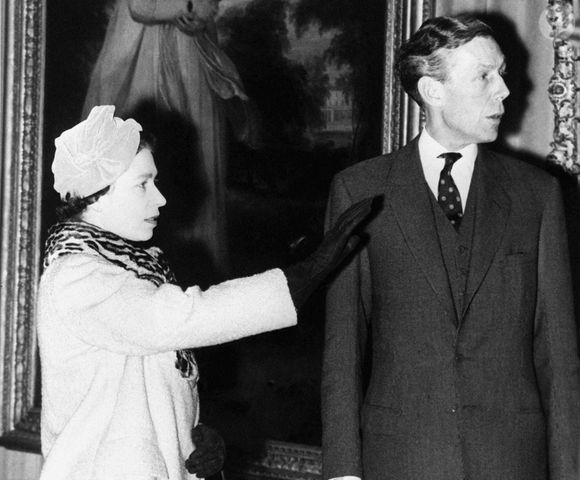 Un vrai mystère qu'il faudra attendre 60 ans pour dissiper

Le 15 novembre 1979 le professeur Anthony Blunt, ancien inspecteur des images de la Reine, photographié à l'Institut Courtauld en 1970 avec la Reine Elizabeth II. ©PA/PA Wire