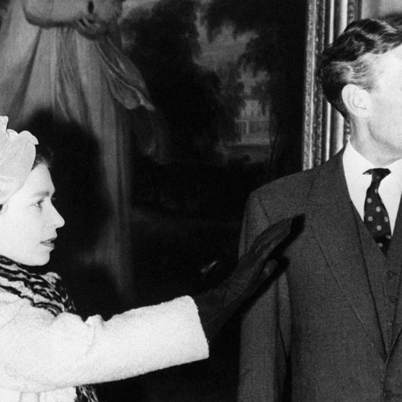 Un vrai mystère qu'il faudra attendre 60 ans pour dissiper

Le 15 novembre 1979 le professeur Anthony Blunt, ancien inspecteur des images de la Reine, photographié à l'Institut Courtauld en 1970 avec la Reine Elizabeth II. ©PA/PA Wire