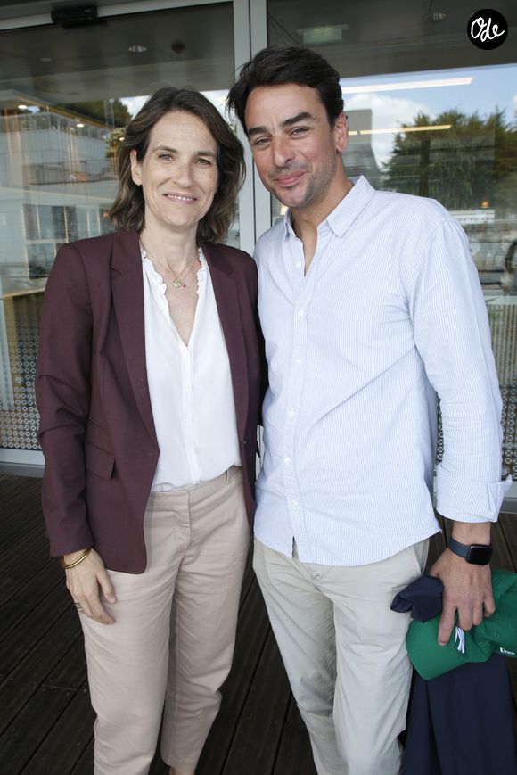 Julian Bugier et sa femme Claire Fournier lors du déjeuner dans la loge de France Télévisions lors de la finale masculine des Internationaux de France de tennis de Roland-Garros 2024 - Jour 15 à Paris, le 9 juin 2024. 

© Bertrand Rindoff / Bestimage