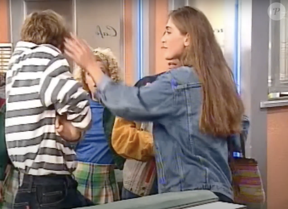 Des images de ce tournage, dans lequel on ne l'aurait pas imaginée, tournent encore sur Internet. Dans cet épisode, elle assène non pas une mois trois gifles aux trois stars du programme qui s'affrontent pour un concours de baiser :