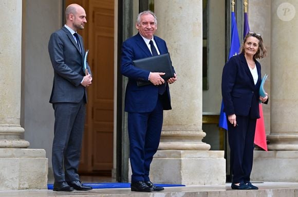Et de compléter : "J’ai été exposée longtemps, parfois même aux insultes lorsqu’il s’agissait d’adversaires politiques, persuadés que la petite fille aussi était solide. Les gens pensent savoir qui vous êtes sans que vous ayez prononcé un mot. Je ne voulais plus porter ce poids".

Jean-Noël Barrot, Ministre de l’Europe et des Affaires étrangères, François Bayrou, Premier ministre, Sophie Primas, Ministre déléguée auprès du Premier ministre, porte-parole du Gouvernement à la sortie du conseil des ministres au palais de l'Elysée à Paris le 21 avril 2025. © Christian Liewig / Bestimage