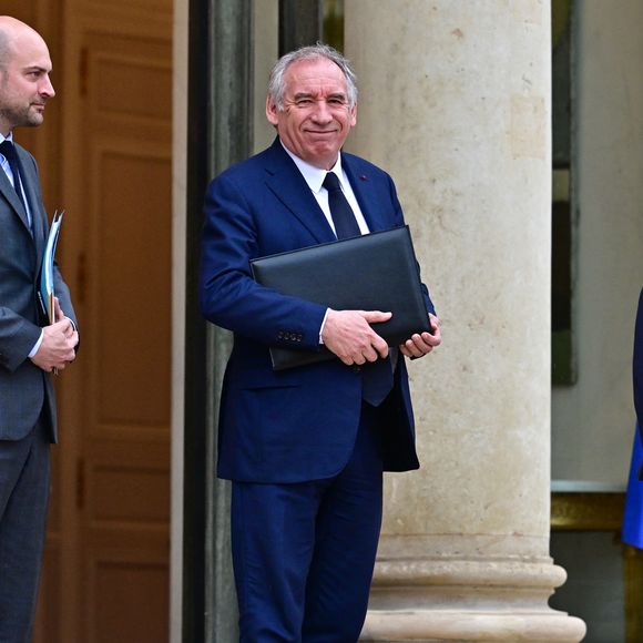 Et de compléter : "J’ai été exposée longtemps, parfois même aux insultes lorsqu’il s’agissait d’adversaires politiques, persuadés que la petite fille aussi était solide. Les gens pensent savoir qui vous êtes sans que vous ayez prononcé un mot. Je ne voulais plus porter ce poids".

Jean-Noël Barrot, Ministre de l’Europe et des Affaires étrangères, François Bayrou, Premier ministre, Sophie Primas, Ministre déléguée auprès du Premier ministre, porte-parole du Gouvernement à la sortie du conseil des ministres au palais de l'Elysée à Paris le 21 avril 2025. © Christian Liewig / Bestimage