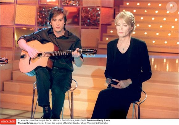 Après la mort de Françoise Hardy, il s'est réfugié dans la nourriture

© Jean-Jacques Datchary/ABACA. 22853-3. Paris-France, 09/01/2001. Françoise Hardy et son fils Thomas Dutronc se produisent en direct lors de l'enregistrement de l'émission Vivement Dimanche de Michel Drucker.