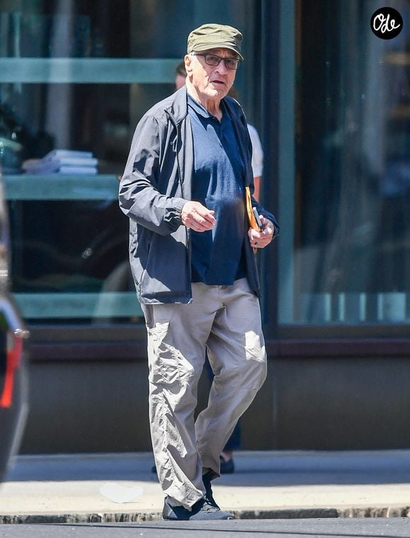 Son petit-déjeuner se compose de café noir, de jus d’orange, d’œufs et de bagels new-yorkais.

06/04/2026 : Robert De Niro pris en photo à New-York.

Photo : The ImageDirect / Bestimage
