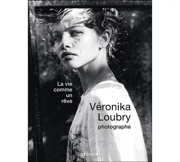 Elle met en avant son premier ouvrage de photographies, dont les droits d'auteur seront reversés à un centre de soutien aux personnes atteintes de cancer.

Couverture du livre de Véronika Loubry, "La vie comme un rêve"