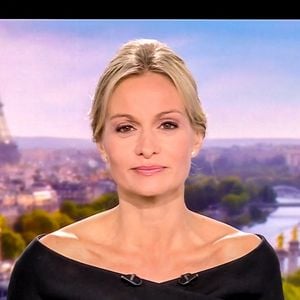 Audrey Crespo-Mara a fait son retour ce soir (25/07/2025) au JT de 20h de TF1 une semaine après les obsèques de son mari Thierry Ardisson.
© Capture TV via Bestimage