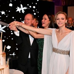 L'événement organisait une enchère au profit de la fondation de la princesse

Le prince Albert II de Monaco, Sandrine Knoell, la fondatrice de l'événement, et la princesse Charlene lors du Bal de Noël à la salle Empire de l'hôtel de Paris à Monaco, le 12 décembre 2025. Le Bal de Noël est événement caritatif emblématique de la Principauté de Monaco, qui se déroule tous les ans au mois de décembre. © Bruno Bebert / Bestimage