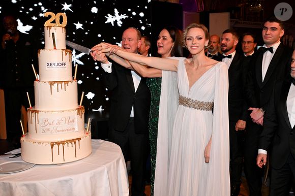 L'événement organisait une enchère au profit de la fondation de la princesse

Le prince Albert II de Monaco, Sandrine Knoell, la fondatrice de l'événement, et la princesse Charlene lors du Bal de Noël à la salle Empire de l'hôtel de Paris à Monaco, le 12 décembre 2025. Le Bal de Noël est événement caritatif emblématique de la Principauté de Monaco, qui se déroule tous les ans au mois de décembre. © Bruno Bebert / Bestimage