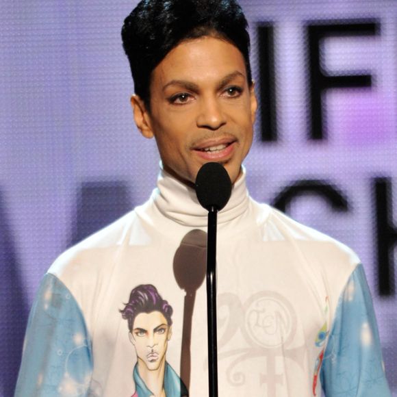 Prince sur scène lors des BET Awards 2010 au Shrine Auditorium le 27 juin 2010 à Los Angeles, Californie. Photo par Vince Bucci/PictureGroup/ABACAPRESS.COM