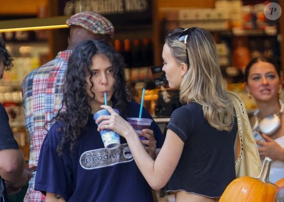 Studio city, CA - Lily-Rose Depp et sa petite amie 070 Shake partagent leurs boissons tout en allant chercher de la nourriture à Erewhon à Studio.