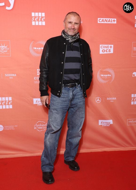Mais loin des caméras, Alexandre Brasseur a aussi trouvé son havre de paix sétois.

Exclusif - Alexandre Brasseur ( Demain nous appartient) au photocall de la série "Les Farouches" lors du 2ème Festival Creatvty 2025 des séries et créations audiovisuelles à Sète, le 13 novembre 2025. 
© Denis Guigenbourg / Bestimage