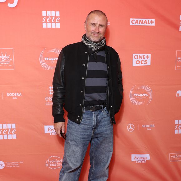 Mais loin des caméras, Alexandre Brasseur a aussi trouvé son havre de paix sétois.

Exclusif - Alexandre Brasseur ( Demain nous appartient) au photocall de la série "Les Farouches" lors du 2ème Festival Creatvty 2025 des séries et créations audiovisuelles à Sète, le 13 novembre 2025. 
© Denis Guigenbourg / Bestimage