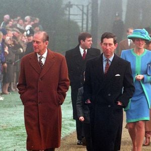 Le prince Philip arrive à l'église de Sandrigham le jour de Noël avec d'autres membres de la famille royale. Le prince Charles, la princesse Diana et le prince Andrew. Décembre 1991

Copyright Express Newspapers