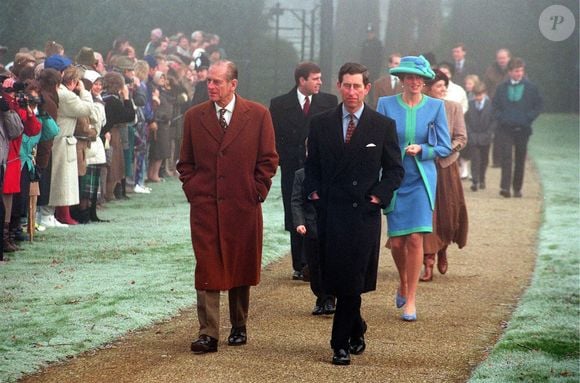 Le prince Philip arrive à l'église de Sandrigham le jour de Noël avec d'autres membres de la famille royale. Le prince Charles, la princesse Diana et le prince Andrew. Décembre 1991

Copyright Express Newspapers