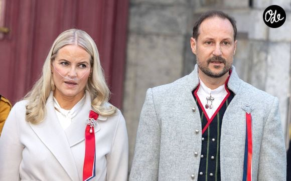Mais Mette-Marit va bien ! Des photos des membres de la famille royale ont été postées sur Instagram pour célébrer la victoire face au Brésil de la Norvège en huitièmes de finale lors de la Coupe du Monde

La princesse Mette-Marit de Norvège lors de la parade des enfants à l'occasion de la fête nationale à Skaugum Manor à Asker près d'Oslo en Norvège le 17 mai 2026 Dana Press / Bestimage