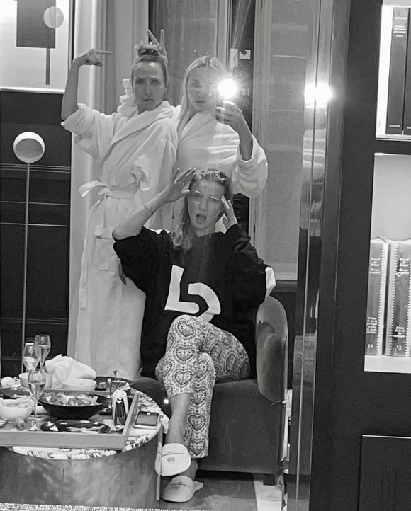 Cette maison est devenue un lieu de rassemblement pour toute la famille Lamy, symbole de ses racines et de sa simplicité.

Chloé Jouannet a partagé des photos de ses retrouvailles à Paris avec sa mère Alexandra Lamy et sa tante Audrey Lamy, sur Instagram.