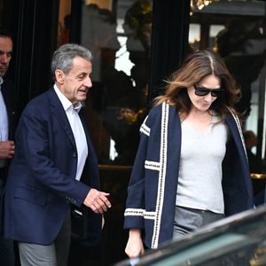 Très complice avec son père, l’adolescente, consciente que cet anniversaire marquait la fin d’une parenthèse avant une période difficile pour le clan, a très probablement profité de l'instant comme rarement.

Nicolas Sarkozy et sa femme Carla Bruni - La famille Sarkozy réunie au restaurant du "Four Seasons Hôtel George V" pour l'anniversaire de Giulia Sarkozy (14 ans) à Paris, France © Bestimage