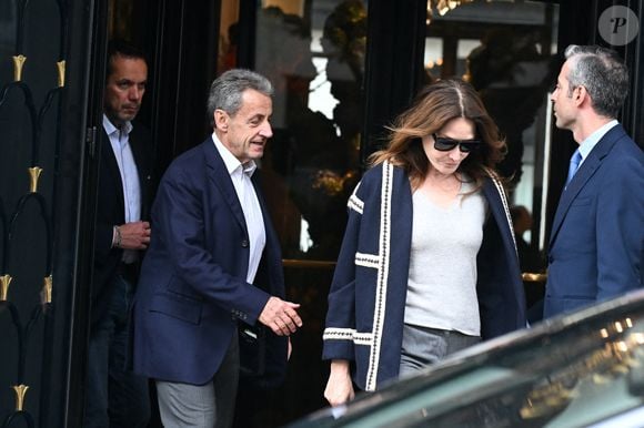 Très complice avec son père, l’adolescente, consciente que cet anniversaire marquait la fin d’une parenthèse avant une période difficile pour le clan, a très probablement profité de l'instant comme rarement.

Nicolas Sarkozy et sa femme Carla Bruni - La famille Sarkozy réunie au restaurant du "Four Seasons Hôtel George V" pour l'anniversaire de Giulia Sarkozy (14 ans) à Paris, France © Bestimage