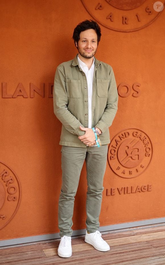 En août, Vianney s’accorde une pause et profite de ses congés estivaux. Le chanteur Vianney au village lors des Internationaux de France de Tennis de Roland Garros 2025, à Paris, France, le 6 juin 2025. © Jacovides-Moreau/Bestimage