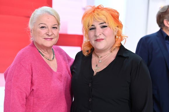 Exclusif - Josiane Balasko et sa fille Marilou Berry - Enregistrement de l'émission "Vivement Dimanche", présentée par M. Drucker. Le 19 novembre 2021. © Guillaume Gaffiot / Bestimage
