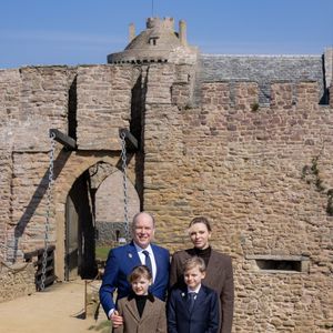 Le château, de style Louis XIII, fut construit entre le 16e et le 18e siècle, avec des restaurations sous Henri IV et Jacques II.  Au 18e siècle, Jacques III de Matignon l'a également embelli. Toutefois, pendant la Révolution française, la célèbre bâtisse s'est transformée en prison après la confiscation des biens des Grimaldi de Monaco liés aux Matignon.

Le prince Albert II de Monaco, La princesse Charlène de Monaco, La princesse Gabriella de Monaco, comtesse de Carladès, Le prince Jacques de Monaco, marquis des Baux lors d'une visite au Fort la Latte, Château de La Roche Goyon à Plévenon le 9 avril 2025. Le donjon fut érigé vers 1350 par Etienne III de Goyon, seigneur de Matignon

© Olivier Huitel / Pool / Bestimage