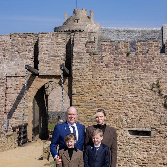 Le château, de style Louis XIII, fut construit entre le 16e et le 18e siècle, avec des restaurations sous Henri IV et Jacques II.  Au 18e siècle, Jacques III de Matignon l'a également embelli. Toutefois, pendant la Révolution française, la célèbre bâtisse s'est transformée en prison après la confiscation des biens des Grimaldi de Monaco liés aux Matignon.

Le prince Albert II de Monaco, La princesse Charlène de Monaco, La princesse Gabriella de Monaco, comtesse de Carladès, Le prince Jacques de Monaco, marquis des Baux lors d'une visite au Fort la Latte, Château de La Roche Goyon à Plévenon le 9 avril 2025. Le donjon fut érigé vers 1350 par Etienne III de Goyon, seigneur de Matignon

© Olivier Huitel / Pool / Bestimage