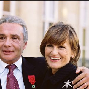 Archives - Michel Sardou reçoit la Légion d'honneur à l'Elysée en 2001, en présence de sa femme Anne-Marie Périer. Le 16 novembre 2001. © RINDOFF-MARTINEZ / BESTIMAGE