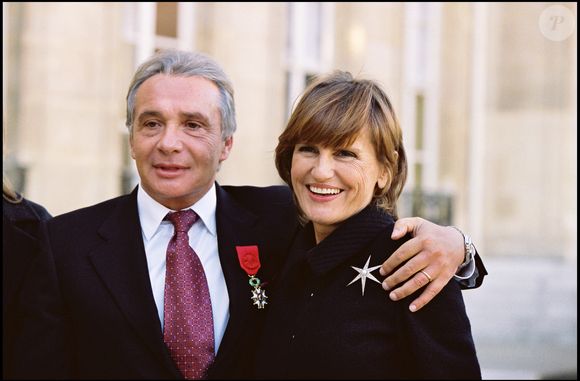Archives - Michel Sardou reçoit la Légion d'honneur à l'Elysée en 2001, en présence de sa femme Anne-Marie Périer. Le 16 novembre 2001. © RINDOFF-MARTINEZ / BESTIMAGE