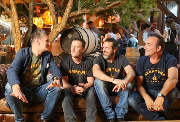 Exclusif - Jean Dujardin et ses trois partenaires, Antoine Gravouil, Olivier Carsoule et Éric Lafon, fondateurs de la distillerie Bordeaux Distilling Co, basée dans le quartier de Bacalan, lancent leur premier whisky, au nom évocateur : Aventure, à Bordeaux, France, le 1er octobre 2025. © Fabien Cottereau/Bestimage