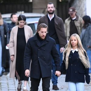 Aurélien Enthoven, Louis Sarkozy et sa femme Natali Husic enceinte, Jean Sarkozy, Giulia Sarkozy - Le clan Sarkozy à la sortie du domicile de Nicolas Sarkozy domicile parisien avant son incarcération à la prison de La Santé à Paris, France, le 21 octobre 2025. Nicolas Sarkozy purgera une peine de cinq ans de prison après avoir été reconnu coupable d'association de malfaiteurs en lien avec un projet de financement de la campagne électorale de 2007 de l'ancien dictateur libyen Mouammar Kadhafi. Nicolas Sarkozy, qui a connu de nombreux ennuis judiciaires depuis sa défaite à la réélection en 2012, sera incarcéré le 21 octobre 2025 pour un projet visant à obtenir des fonds libyens pour sa campagne présidentielle victorieuse de 2007, devenant ainsi le premier ancien dirigeant d'un pays de l'Union européenne à purger une peine de prison. L'ancien dirigeant français a fait appel du verdict et dénoncé une "injustice". © Bestimage