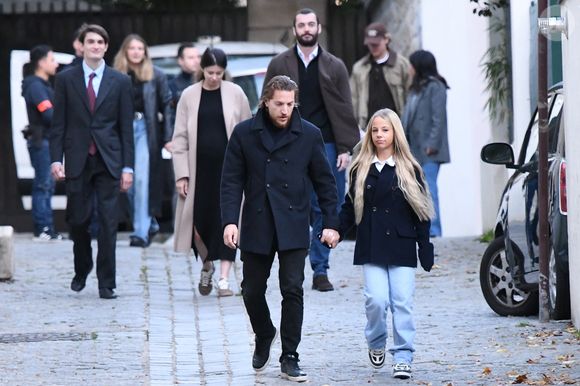 Aurélien Enthoven, Louis Sarkozy et sa femme Natali Husic enceinte, Jean Sarkozy, Giulia Sarkozy - Le clan Sarkozy à la sortie du domicile de Nicolas Sarkozy domicile parisien avant son incarcération à la prison de La Santé à Paris, France, le 21 octobre 2025. Nicolas Sarkozy purgera une peine de cinq ans de prison après avoir été reconnu coupable d'association de malfaiteurs en lien avec un projet de financement de la campagne électorale de 2007 de l'ancien dictateur libyen Mouammar Kadhafi. Nicolas Sarkozy, qui a connu de nombreux ennuis judiciaires depuis sa défaite à la réélection en 2012, sera incarcéré le 21 octobre 2025 pour un projet visant à obtenir des fonds libyens pour sa campagne présidentielle victorieuse de 2007, devenant ainsi le premier ancien dirigeant d'un pays de l'Union européenne à purger une peine de prison. L'ancien dirigeant français a fait appel du verdict et dénoncé une "injustice". © Bestimage