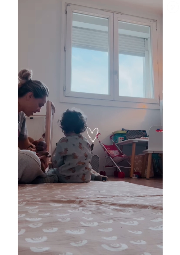 Elle est en plein terrible two
Joy Esther en train de jouer avec sa fille Nina