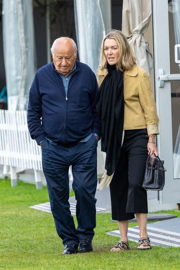 BGUK_2975553 - a coruna, espagne - L'homme d'affaires milliardaire espagnol Amancio Ortega profite d'une journée en famille pour regarder les chevaux sauter au centre équestre Casas Novas avec sa fille Marta Ortega et son partenaire Carlos Torretta à A Coruña, Espagne.



Sur la photo : Amancio Ortega, Marta Ortega