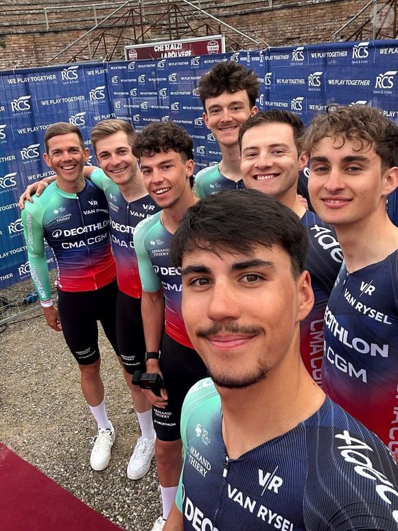 Paul Seixas, le nouvel espoir du cyclisme français avec les membres de son équipe Décathlon CMA CGM.