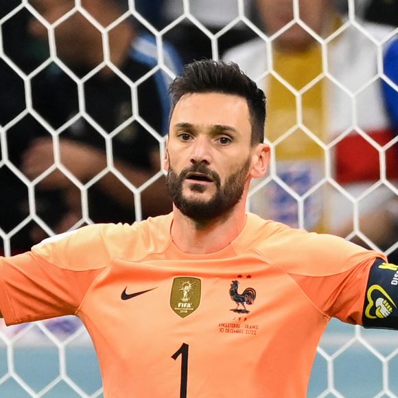 Hugo Lloris, légende du football, n'a pas encore quitté les terrains qu'il s'est déjà lancé dans une nouvelle aventure loin des stades. 

Hugo Lloris au match de football de quart de finale opposant la France à l’Angleterre lors de la coupe du Monde (FIFA 2022) au stade Al Bayt à Al Khor au Qatar. © Philippe Perusseau/Bestimage