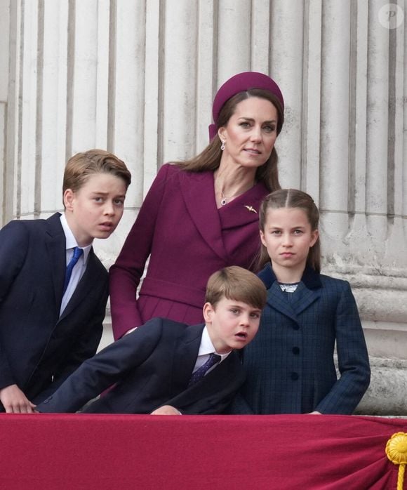 Le prince William, prince de Galles, Le prince George de Galles, Catherine (Kate) Middleton, princesse de Galles, Le prince Louis de Galles, La princesse Charlotte de Galles  - La famille royale britannique assiste aux célébrations du 80ème anniversaire de la fin de la Seconde guerre mondiale (VE Day) au balcon de Buckingham Palace à Londres, le 5 mai 2025.