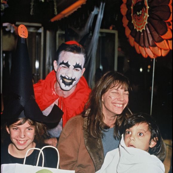 Le petit-fils de Jane Birkin s’est confié dans "Gala" sur ce projet en hommage à sa mère, Kate Barry

Archives- La chanteuse et actrice Jane Birkin avec sa fille Lou Doillon, son petit-fils Roman de Kermadec en 1993.