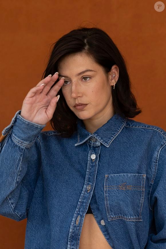 Adèle Exarchopoulos a révélé son secret pour des lèvres pulpeuses et soignées. 
Adele Exarchopoulos au village lors des Internationaux de France de Tennis de Roland Garros 2025, à Paris, France, le 8 juin 2025. © Cyril Moreau/Bestimage