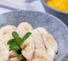 Les fruits riches en glucides (comme la banane, la mangue, l'ananas...) provoquent une hausse d'insuline qui fragmente la qualité de la nuit.