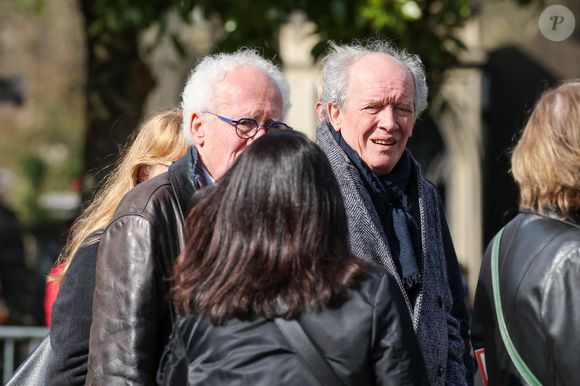 Les réalisateurs Jean-Pierre Dardenne et Luc Dardenne aux arrivées des obsèques d'Emilie Dequenne au cimetière Père Lachaise à Paris, France, le 26 mars 2025. © Cyril Moreau/Bestimage