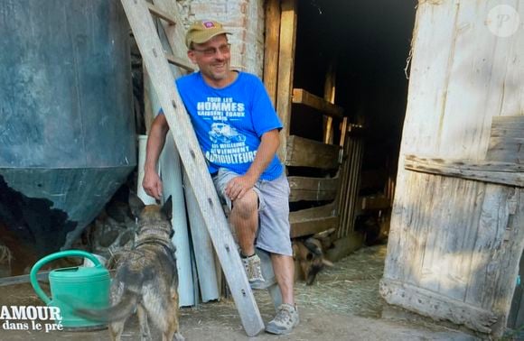 Un sympathique agriculteur de 59 ans qui a malheureusement passé la majorité de sa vie seul. 

Denis, nouvel agriculteur de L'amour est dans le pré. M6