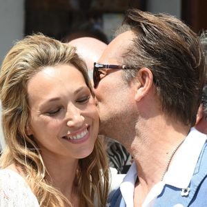 Regardant une photo avec son frère juste après la cérémonie, elle s'amuse : "C'est très bizarre cette photo parce que ça devrait être mon mari, c'est pas mon mari, c'est mon frère"

Laura Smet et son frère David Hallyday assistant à son mariage à l'église avec Raphaël Lancrey Javal le 15 juin 2019 à l'église Notre-Dame-Des-Flots au Cap Ferret. @Abaca