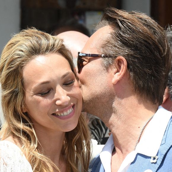 Regardant une photo avec son frère juste après la cérémonie, elle s'amuse : "C'est très bizarre cette photo parce que ça devrait être mon mari, c'est pas mon mari, c'est mon frère"

Laura Smet et son frère David Hallyday assistant à son mariage à l'église avec Raphaël Lancrey Javal le 15 juin 2019 à l'église Notre-Dame-Des-Flots au Cap Ferret. @Abaca