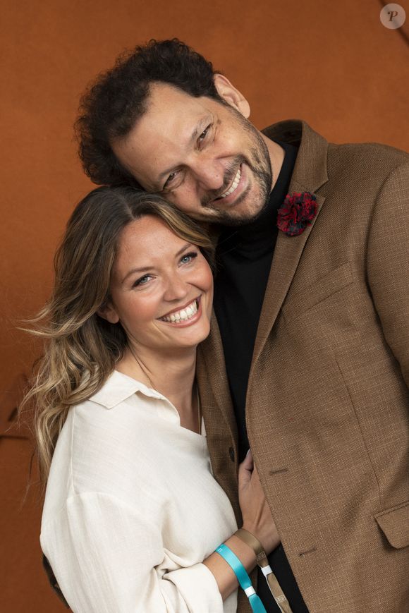 Un message sincère et plein d’optimisme qui a, à tour tour, totalisé plus de 22 000 likes et 2000 commentaires en quelques heures. 

Éric Antoine et sa compagne Gennifer Demey au village lors des Internationaux de France de Tennis de Roland Garros 2025, à Paris, France, le 7 juin 2025. © Cyril Moreau/Bestimage