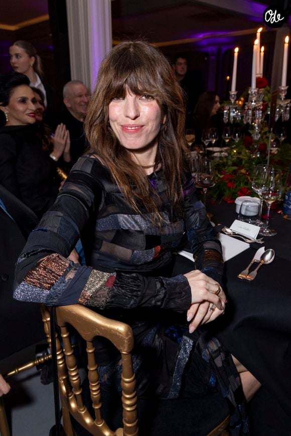 Peu après l’enterrement, elle est partie à Rome pour tourner un film italien.

Lou Doillon - Personnalités au dîner des enfants du Rwanda de l'association AEM au Pavillon Ledoyen à Paris le 26 mars 2026. © Olivier Borde / Bestimage