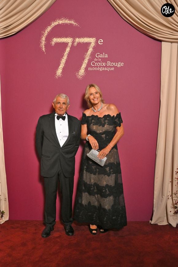 Michel Boujenah et Estelle Lefébure présentaient la célèbre tombola de ce 77ème Gala de la Croix Rouge.

Michel Boujenah et Estelle Lefébure lors du 77ème Gala de la Croix-Rouge, salle des Etoiles à Monaco le 18 juillet 2026.

© Bruno Bebert/Bestimage