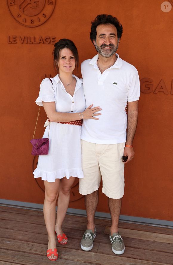 Mathieu Madénian et sa femme Olivia au village lors des Internationaux de France de Tennis de Roland Garros 2026. Paris, le 26 mai 2026.
© Jacovides / Moreau / Bestimage