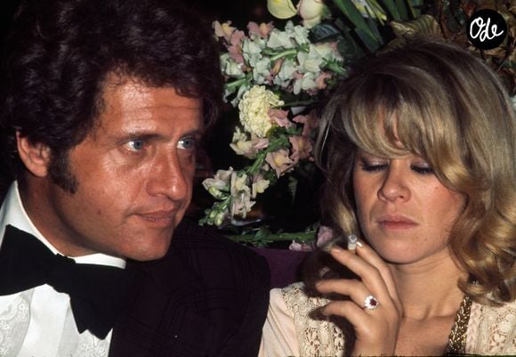 Des proches auraient ainsi rédigé des "attestations de moralité" en sa faveur, dans un contexte où la garde des enfants était encore très majoritairement confiée aux mères.

Joe et Christine Dassin -1978 - Archive Portrait. JLPPA / Bestimage