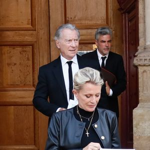 Sophie Davant et son compagnon William Leymergie - Sorties des obsèques de Philippe Labro dans l'église de Saint-Germain-des-Prés à Paris le 13 juin 2025. © Dominique Jacovides - Christophe Clovis / Bestimage